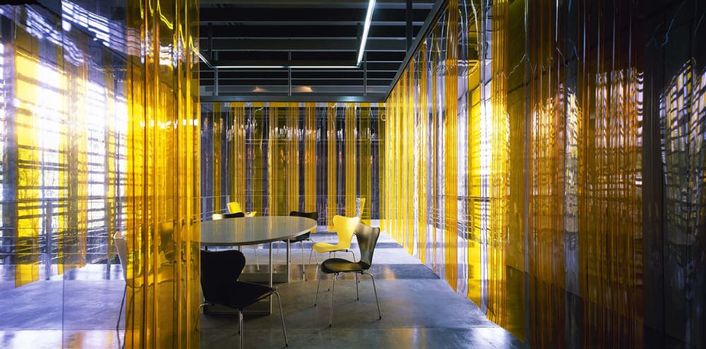 cortinas-de-lamas-de-pvc-amarillo-transparente